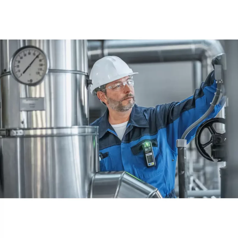 Worker wearing the Dräger X-am® 2800 Multi-Gas Detector clipped to their safety gear on site.